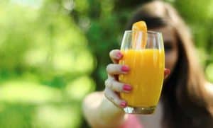la mujer está sosteniendo el jugo