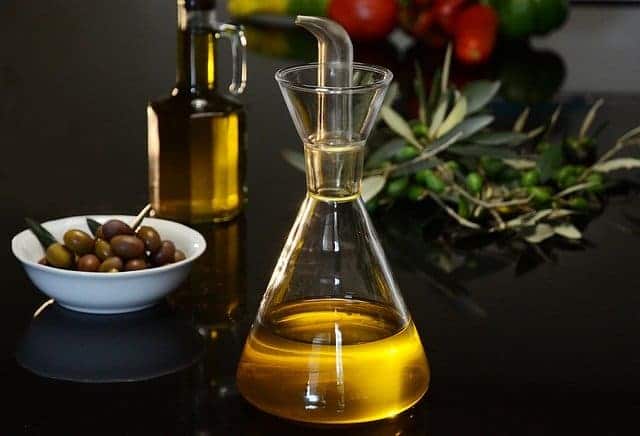 aceite y aceitunas verdes flacon