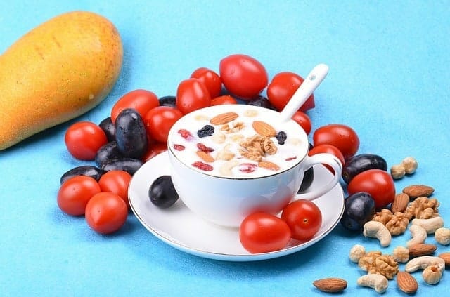 barra de ensaladas con yogur, almendras y nueces