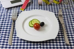 verduras en el plato, cuchillo y tenedor