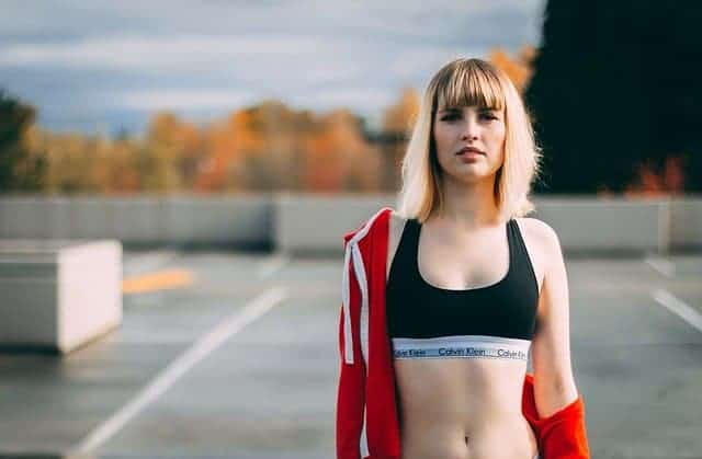 una mujer delgada y entrenada
