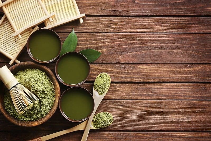té verde matcha en polvo en ensaladas y tazas líquidas