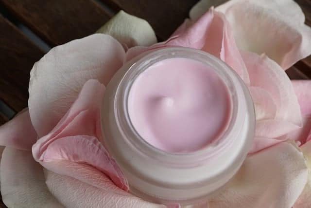 crema facial, pétalos de rosa