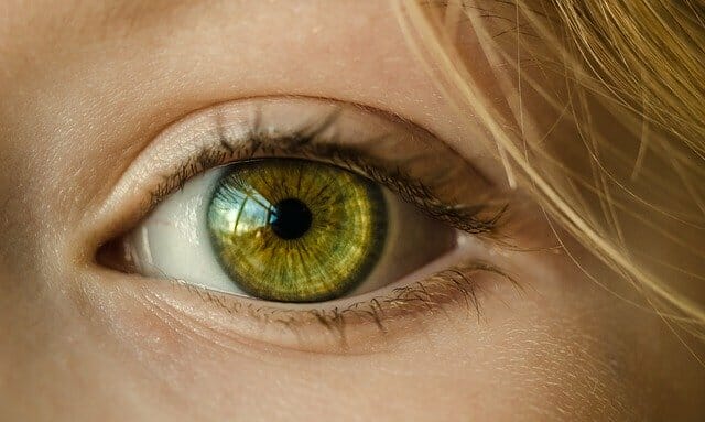 El ojo de una mujer