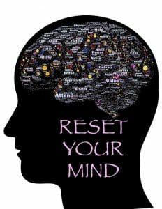 Ilustración que muestra la cabeza, el contorno del cerebro y la inscripción: reajuste su mente
