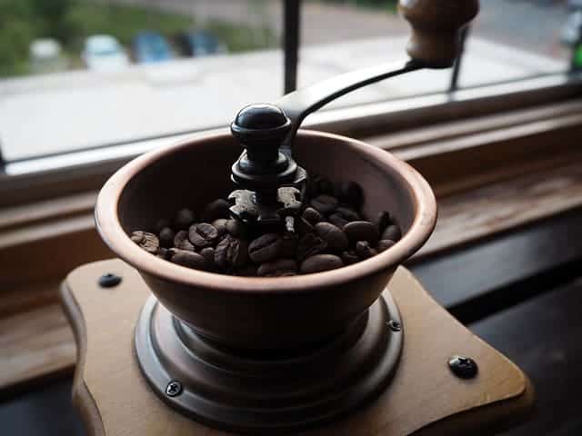 granos de café en el molino