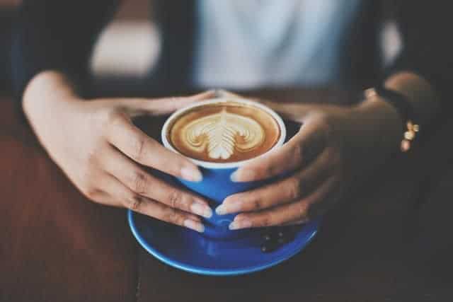 taza de café en tus manos