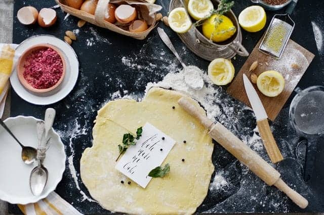 masa enrollada, harina, huevos, accesorios de cocina