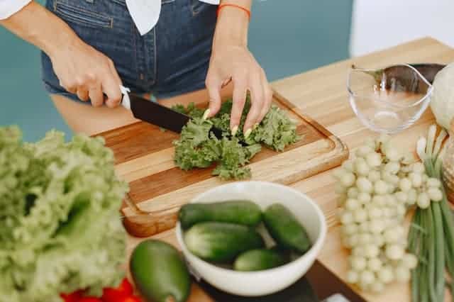 mujer cortando vegetales
