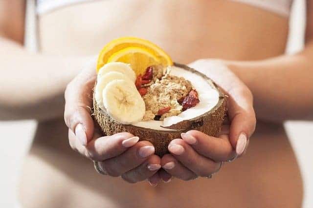 la mujer tiene un postre dietético en sus manos