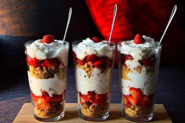postre dietético con fruta y yogur