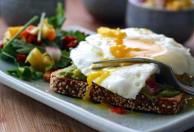 una comida saludable - tostadas integrales con huevo y verdura