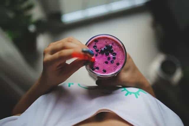 la mujer bebe un batido