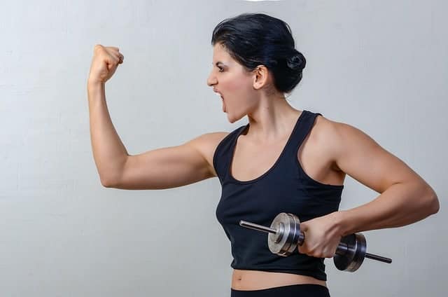 la mujer está practicando con las manosi
