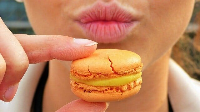 la mujer come pastel