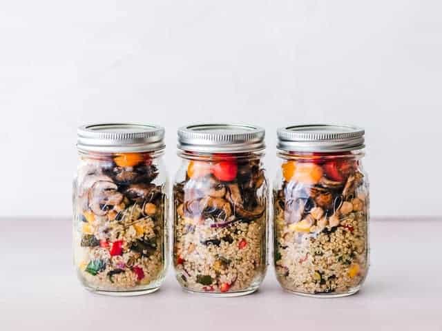 un plato dietético de cereales y verduras en frascos
