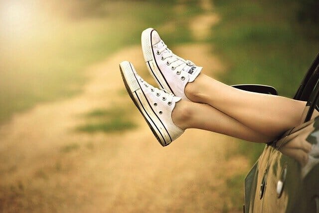Las piernas en los zapatos de tenis