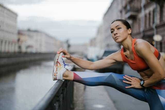 la mujer calienta antes de correr