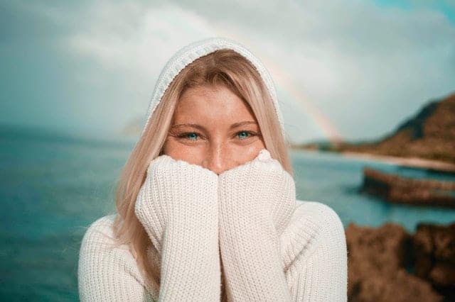 Una mujer alegre camina junto al agua