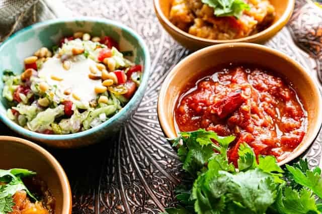 embutidos y ensaladas en cuencos