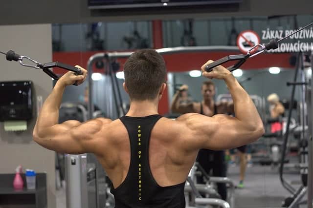 el hombre se ejercita en el gimnasio