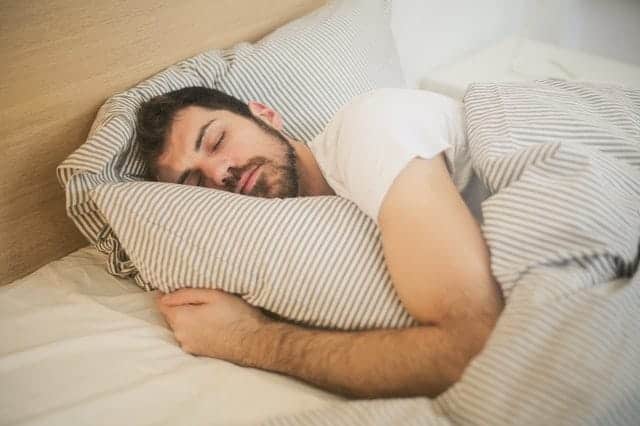hombre en sueño profundo