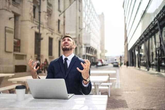 Un hombre nervioso trabajando en su portátil