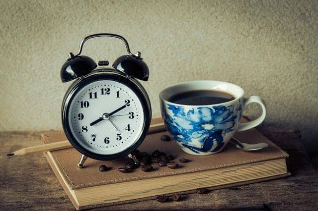 una taza de café y un despertador