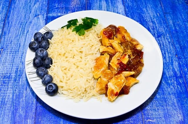 arroz con guiso en el plato