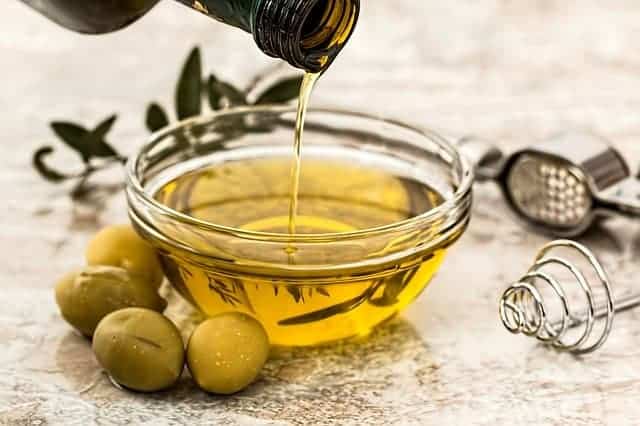 aceite de oliva y aceitunas verdes