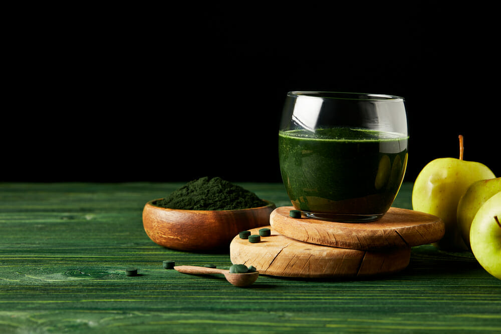 Espirulina en comprimidos y cóctel con espirulina