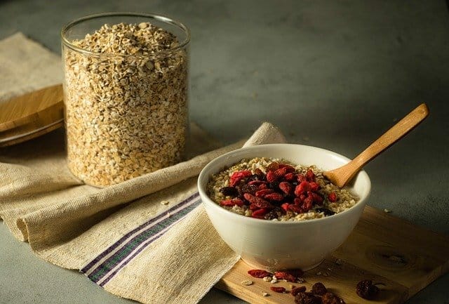Un frasco de avena, un tazón de avena al lado