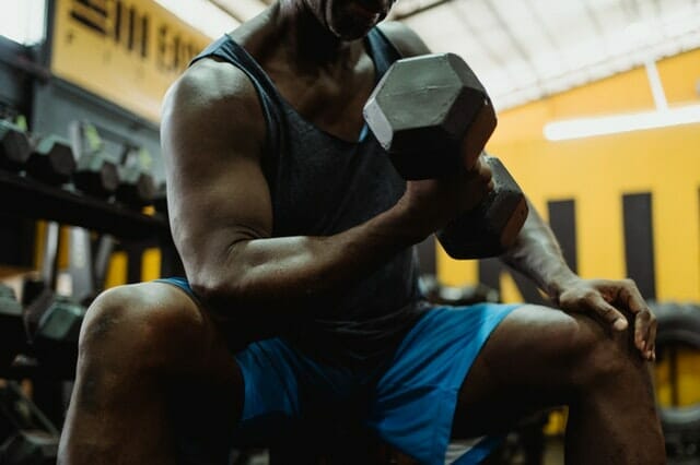 hombre haciendo ejercicio con mancuernas