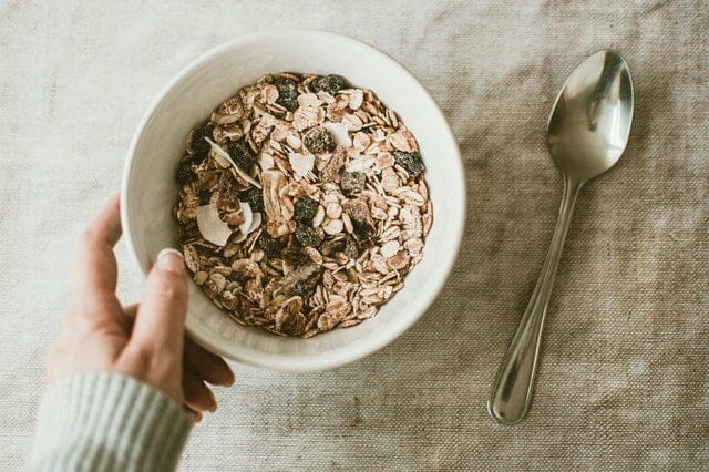 Avena y frutos secos en una ensaladera