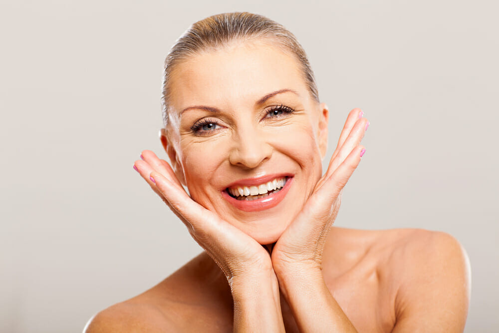 Una mujer sonriente de mediana edad