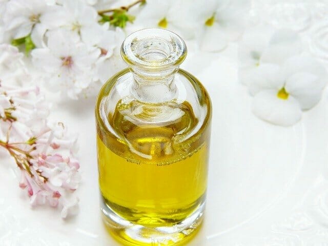  Una botella de aceite con flores al lado