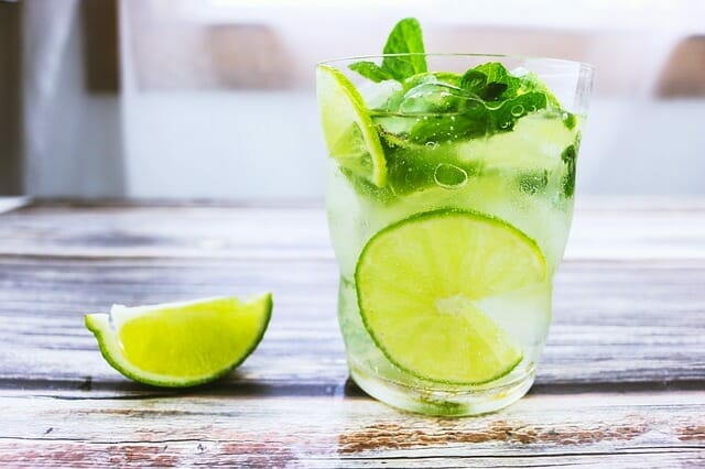 Agua con limón en un vaso