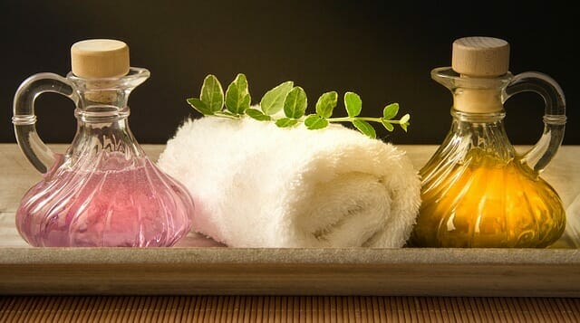 Toalla y aceites cosméticos