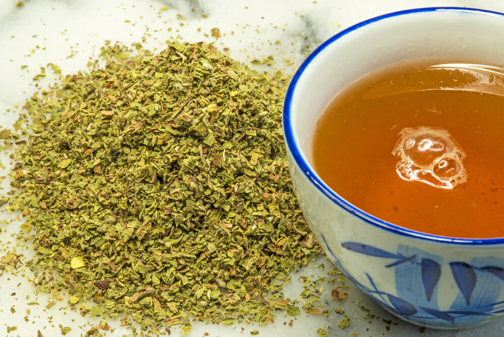 una infusión de purga, junto a la hierba de purga suelta