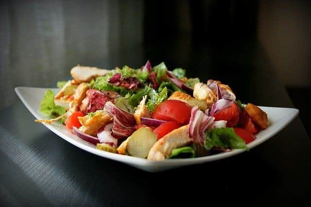  ensalada saludable en su plato