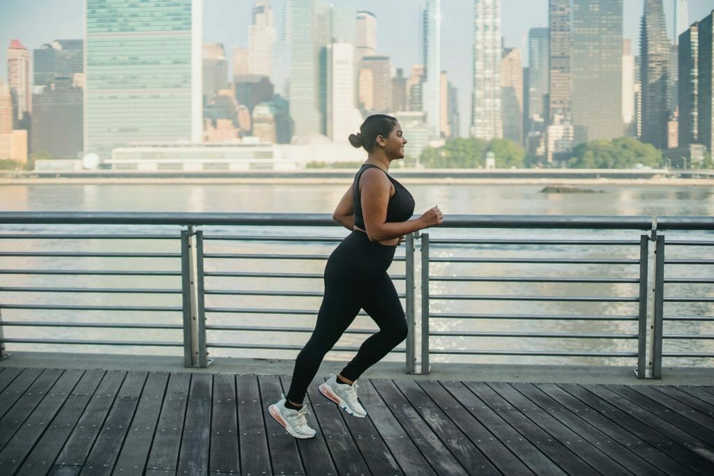 mujer corriendo por la ciudad