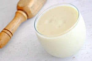 un vaso con un batido de proteínas