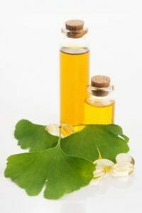 Hojas y aceites Ginkgo biloba en frascos