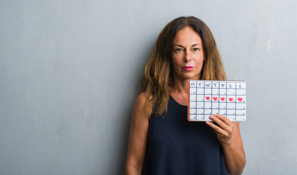 la mujer sostiene el calendario