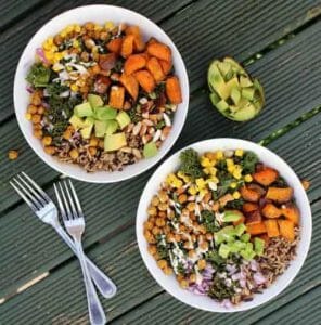 Ensaladas de verduras en platos