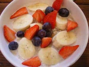  Copos de avena con plátanos, arándanos y fresas