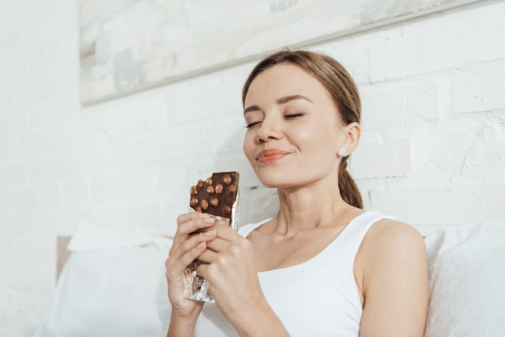 una mujer disfruta del chocolate