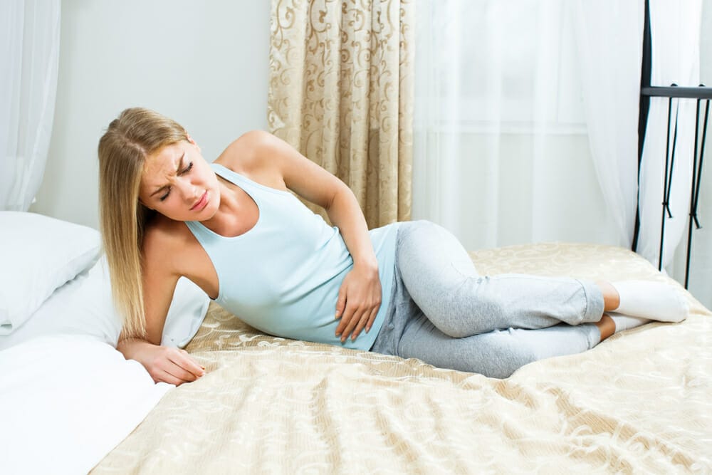 la mujer sufre dolor abdominal y estreñimiento