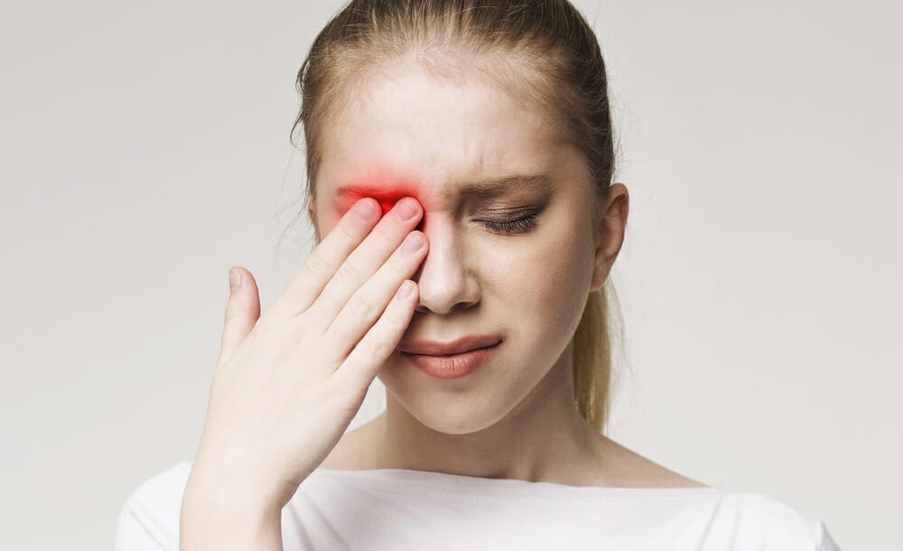mujer sujetando un ojo cansado