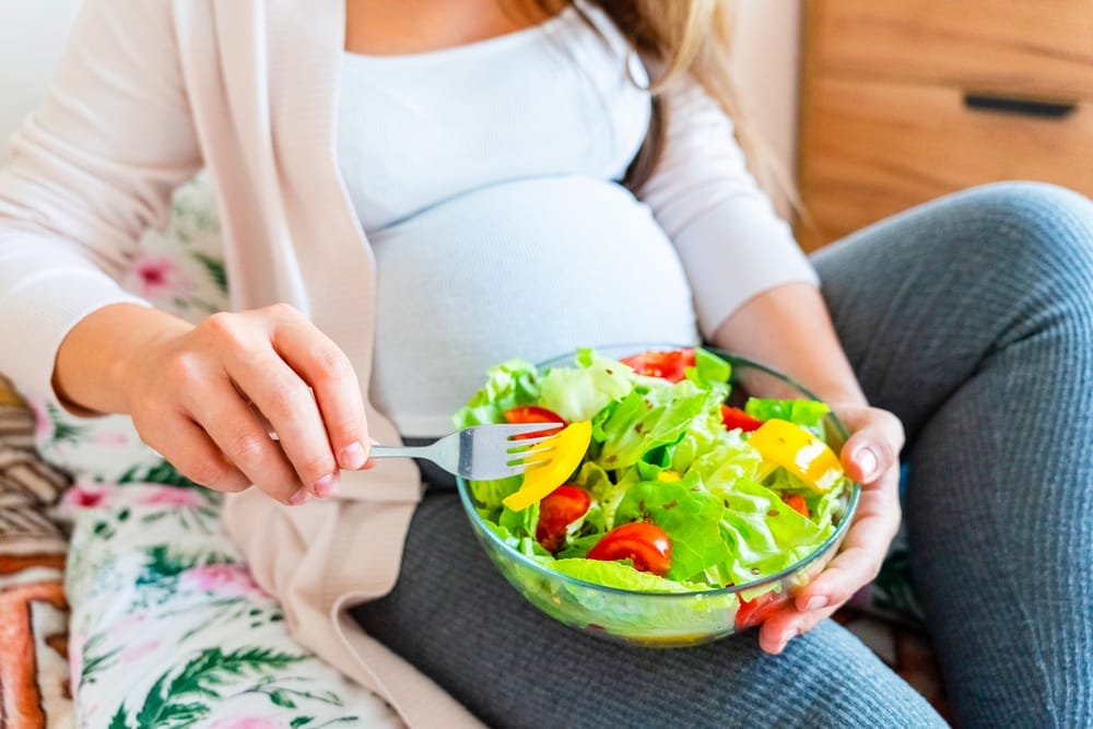  Una embarazada come ensalada
